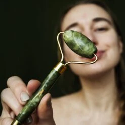 Sensage Jade Roller Met Gua Sha Steen | Massage | 100% Natuurlijk Groene Jade | Gezichtsroller | Face Roller | Roller | Gezichtsmassage | 4-delige Beauty Set -Verzorgingsproducten 1200x1200 1003