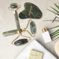 Sensage Jade Roller Met Gua Sha Steen | Massage | 100% Natuurlijk Groene Jade | Gezichtsroller | Face Roller | Roller | Gezichtsmassage | 4-delige Beauty Set -Verzorgingsproducten 1200x1200 1004
