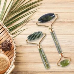 Sensage Jade Roller Met Gua Sha Steen | Massage | 100% Natuurlijk Groene Jade | Gezichtsroller | Face Roller | Roller | Gezichtsmassage | 4-delige Beauty Set -Verzorgingsproducten 1200x1200 1005
