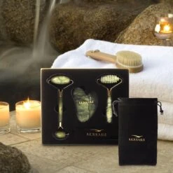 Sensage Jade Roller Met Gua Sha Steen | Massage | 100% Natuurlijk Groene Jade | Gezichtsroller | Face Roller | Roller | Gezichtsmassage | 4-delige Beauty Set -Verzorgingsproducten 1200x1200 1006