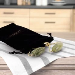 Sensage Jade Roller Met Gua Sha Steen | Massage | 100% Natuurlijk Groene Jade | Gezichtsroller | Face Roller | Roller | Gezichtsmassage | 4-delige Beauty Set -Verzorgingsproducten 1200x1200 1007