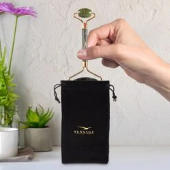 Sensage Jade Roller Met Gua Sha Steen | Massage | 100% Natuurlijk Groene Jade | Gezichtsroller | Face Roller | Roller | Gezichtsmassage | 4-delige Beauty Set -Verzorgingsproducten 1200x1200 1009