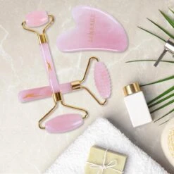 Sensage Rozenkwarts Roller Met Gua Sha Steen | Massage Jade Roller | 100% Natuurlijk Rose Quartz | Gezichtsroller | Face Roller | Roller | Gezichtsmassage | 4-delige Beauty Set -Verzorgingsproducten 1200x1200 1074