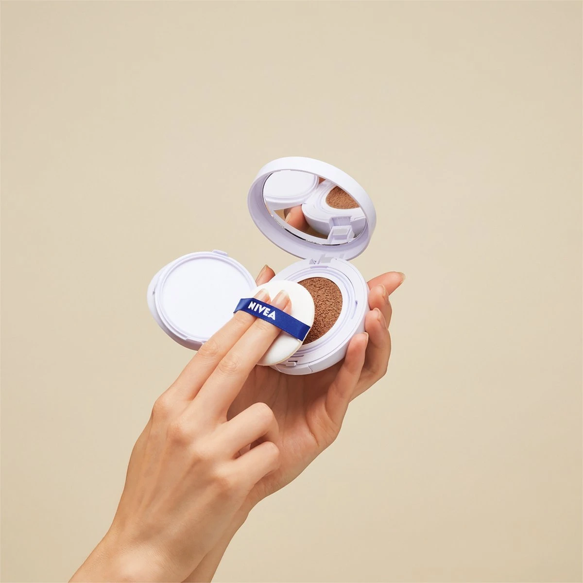 NIVEA Hyaluron Cellular Filler 3in1 Care Cushion – Medium Dark 6 NIVEA Hyaluron Cellular Filler 3in1 Care Cushion – Medium Dark - Afbeelding 6