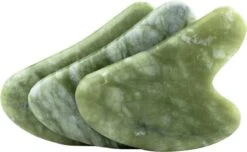 Merkloos Euhomerce Jade Guasha Schraper-Inclusief Reiszakje - Gua Sha Tool Voor Uw Skincare Routine - Jade Steen- Rose Quartz Roller - 100% Rozenkwarts Steen Van Hoge Kwaliteit - Xiuyan -Verzorgingsproducten 1200x739 1