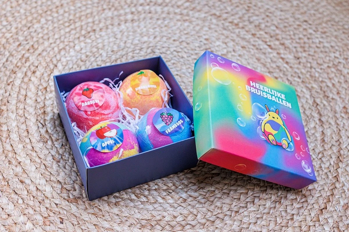 De Kunst Van Zeep - 4 Bruisballen Met Speelgoed In De Bruisbal - Vegan & Biologisch 1 De Kunst Van Zeep - 4 Bruisballen Met Speelgoed In De Bruisbal - Vegan & Biologisch