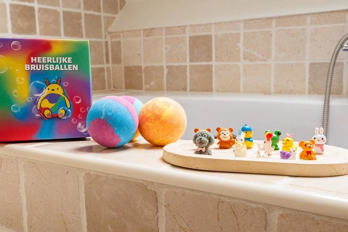 De Kunst Van Zeep - 4 Bruisballen Met Speelgoed In De Bruisbal - Vegan & Biologisch 5 De Kunst Van Zeep - 4 Bruisballen Met Speelgoed In De Bruisbal - Vegan & Biologisch - Afbeelding 5