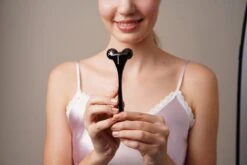 SkinTone® - Gezichtroller - 3D Massage Roller Gezicht - Gezichtsmassage Roller - Face Roller - Incl Opbergetui – Kaakroller – Massageroller - Face Lift - 3D Facelift – Kaakroller - Jade - Bindweefselmassage - Bindweefsel - Gezicht Spier – Milu - Tool -Verzorgingsproducten 1200x802 5