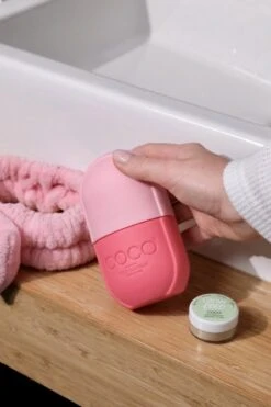 COLDCONTOUR - Skin Ice Roller Gezicht- Facial Icing- Roze - Aftersun- Cadeautip - Anti Rimpel- Ice Globes - Ijs Gezicht - Gezichtsmassage Roller - Huidverjongingsapparaat - Anti Aging- Cadeau 23 COLDCONTOUR - Skin Ice Roller Gezicht- Facial Icing- Roze - Aftersun- Cadeautip - Anti Rimpel- Ice Globes - Ijs Gezicht - Gezichtsmassage Roller - Huidverjongingsapparaat - Anti Aging- Cadeau -Verzorgingsproducten 800x1200 18