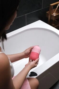 COLDCONTOUR - Skin Ice Roller Gezicht- Facial Icing- Roze - Aftersun- Cadeautip - Anti Rimpel- Ice Globes - Ijs Gezicht - Gezichtsmassage Roller - Huidverjongingsapparaat - Anti Aging- Cadeau 28 COLDCONTOUR - Skin Ice Roller Gezicht- Facial Icing- Roze - Aftersun- Cadeautip - Anti Rimpel- Ice Globes - Ijs Gezicht - Gezichtsmassage Roller - Huidverjongingsapparaat - Anti Aging- Cadeau -Verzorgingsproducten 800x1200 20