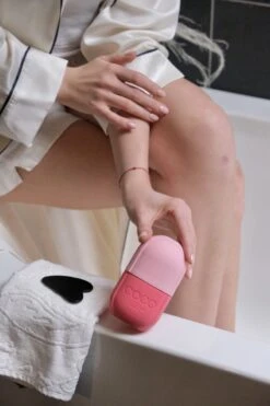 COLDCONTOUR - Skin Ice Roller Gezicht- Facial Icing- Roze - Aftersun- Cadeautip - Anti Rimpel- Ice Globes - Ijs Gezicht - Gezichtsmassage Roller - Huidverjongingsapparaat - Anti Aging- Cadeau 29 COLDCONTOUR - Skin Ice Roller Gezicht- Facial Icing- Roze - Aftersun- Cadeautip - Anti Rimpel- Ice Globes - Ijs Gezicht - Gezichtsmassage Roller - Huidverjongingsapparaat - Anti Aging- Cadeau -Verzorgingsproducten 800x1200 21