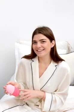 COLDCONTOUR - Skin Ice Roller Gezicht- Facial Icing- Roze - Aftersun- Cadeautip - Anti Rimpel- Ice Globes - Ijs Gezicht - Gezichtsmassage Roller - Huidverjongingsapparaat - Anti Aging- Cadeau 30 COLDCONTOUR - Skin Ice Roller Gezicht- Facial Icing- Roze - Aftersun- Cadeautip - Anti Rimpel- Ice Globes - Ijs Gezicht - Gezichtsmassage Roller - Huidverjongingsapparaat - Anti Aging- Cadeau -Verzorgingsproducten 800x1200 22