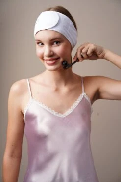 SkinTone® - Gezichtroller - 3D Massage Roller Gezicht - Gezichtsmassage Roller - Face Roller - Incl Opbergetui – Kaakroller – Massageroller - Face Lift - 3D Facelift – Kaakroller - Jade - Bindweefselmassage - Bindweefsel - Gezicht Spier – Milu - Tool -Verzorgingsproducten 802x1200 1